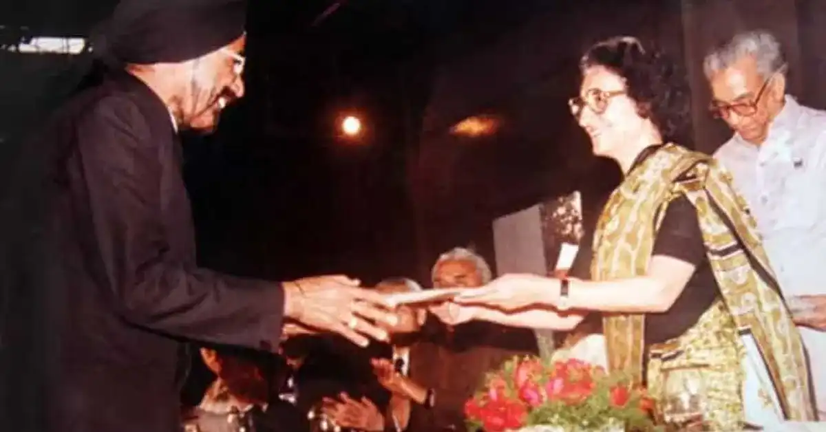 Harpal Singh receiving the keys to the first Maruti 800 car from former prime minister Indira Gandhi